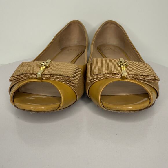 Tory Burch 9.5 Womens Trudy Open Toe Flat Shoe In Patent Tan Preppy *flaw - Picture 3 of 11